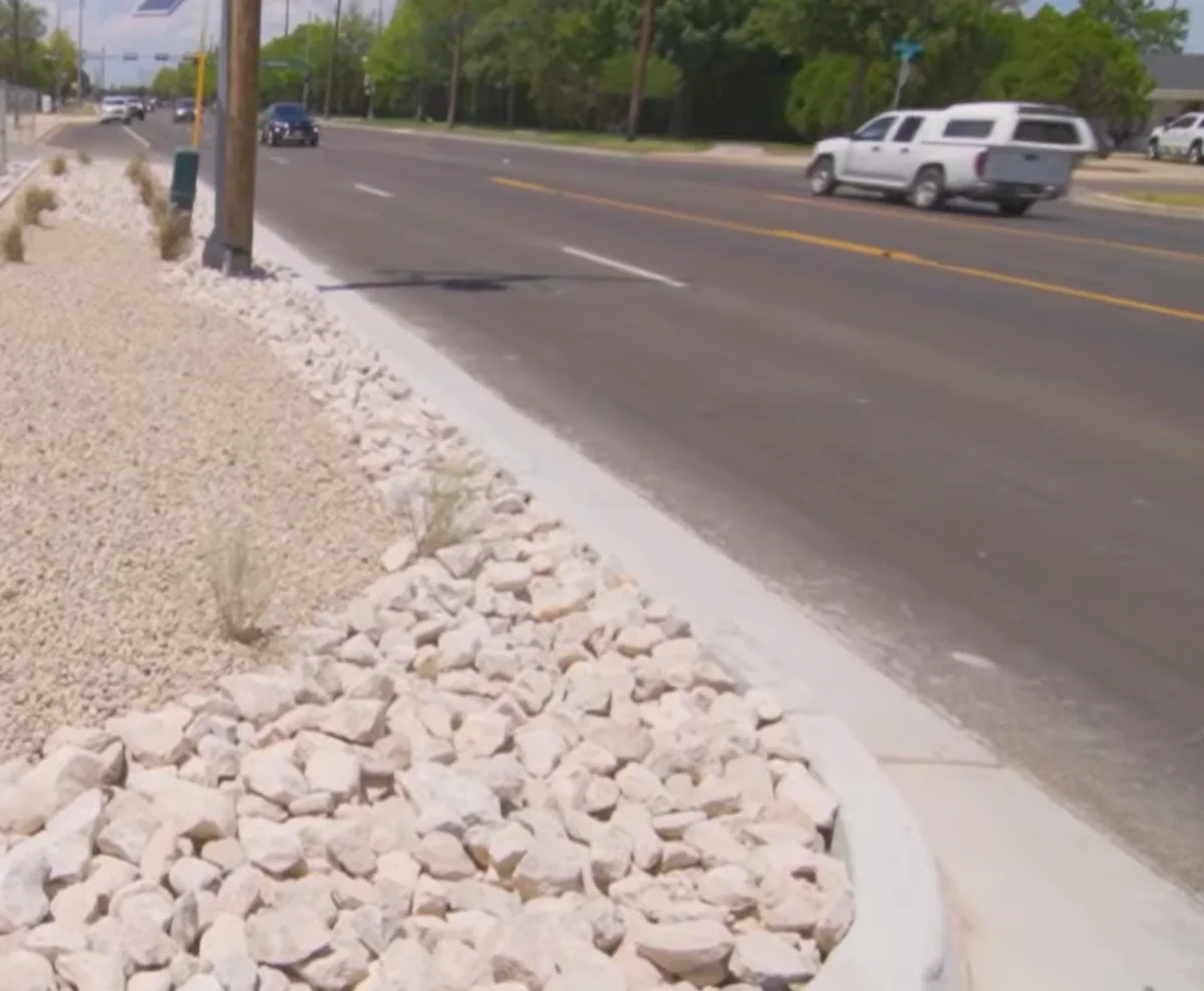 Landscaping las cruces nm commercial rock bed along a street median